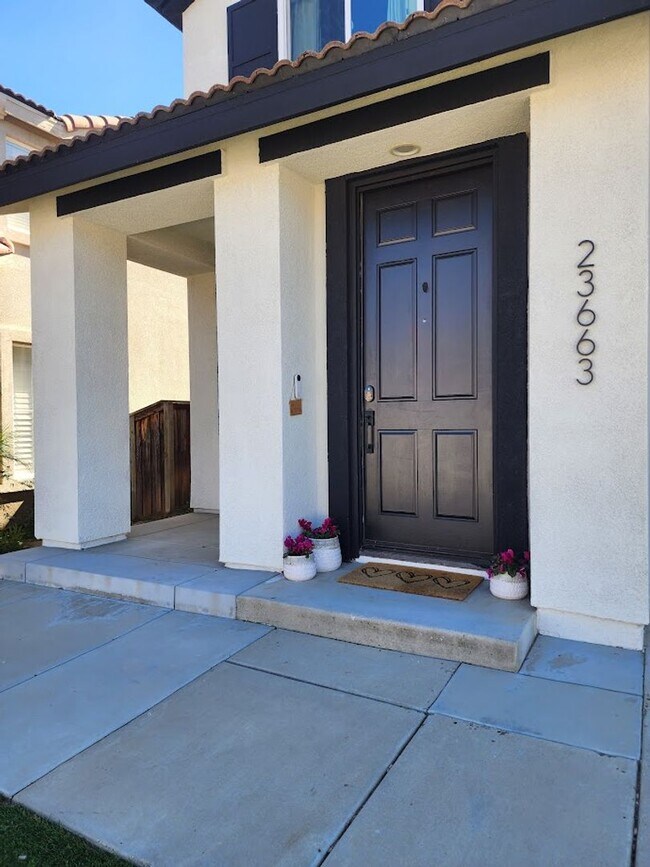 Building Photo - Gorgeous Home with 5 Bedrooms, 3 Baths, So...