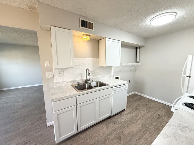 Building Photo - 2 Bedroom/1 Bath Unit w/ An Attached Garage *READY NOW*