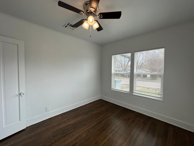 Building Photo - KW 3 bedroom 1 Full bath