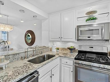 Building Photo - 8696 Villa La Jolla Dr