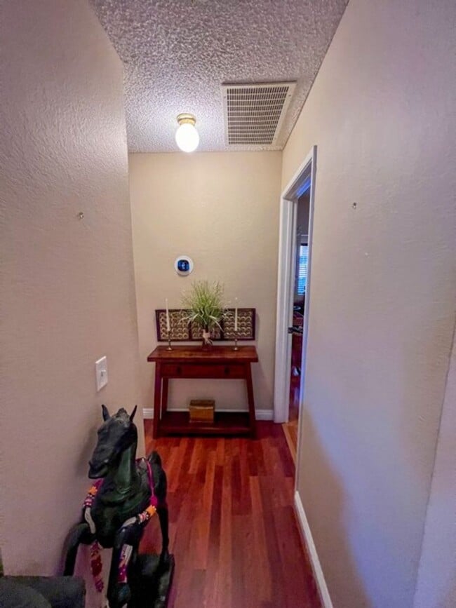 Building Photo - 2 bedroom Temecula home with a big backyar...