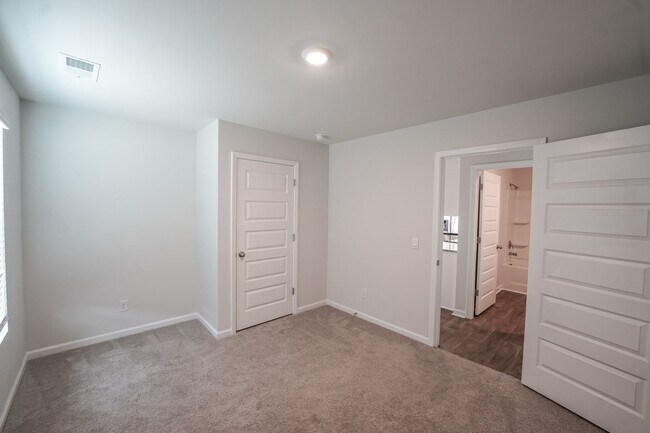 Building Photo - AVAILABLE NOW!