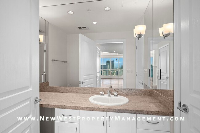 Building Photo - Spectacular Marina District 3-Bedroom Pent...