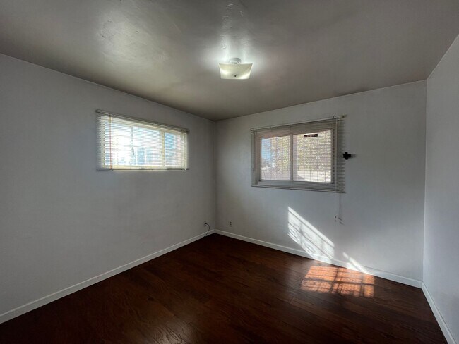 Building Photo - Cute 3 Bedroom 2 Bathroom Home In The NE!