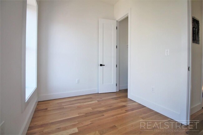Building Photo - Brand NEW 4 Bed 1 Bath Floor-Thru Brownsto...
