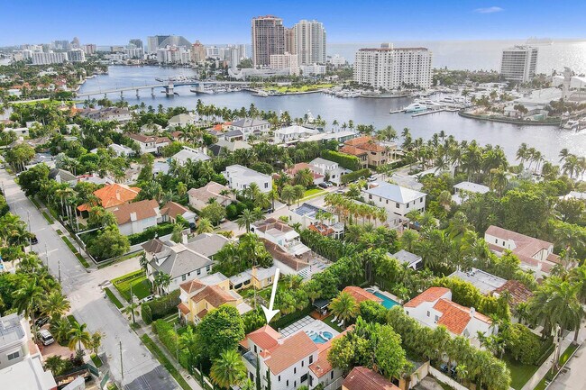 Building Photo - 614 Poinciana Dr