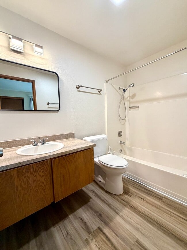 Building Photo - **$1000 DEPOSIT + FREE FIRST MONTH'S RENT** 3 Bed 1.5 Bath Townhouse In Garden Home~ A/C~ Wood Bu...