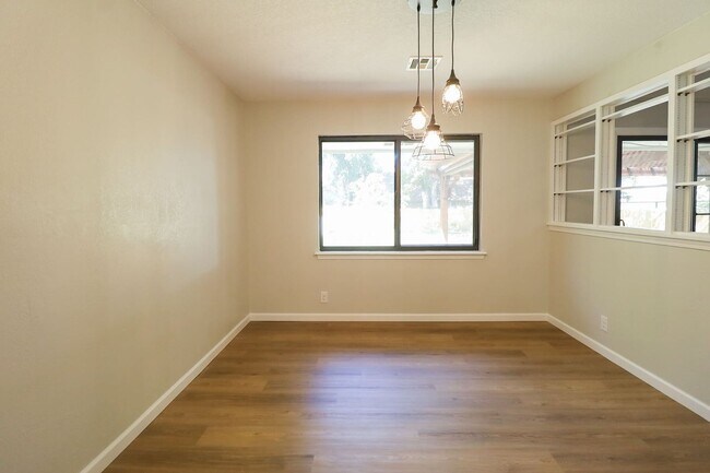 Building Photo - Beautifully Redone 3 Bedroom South Tulsa H...