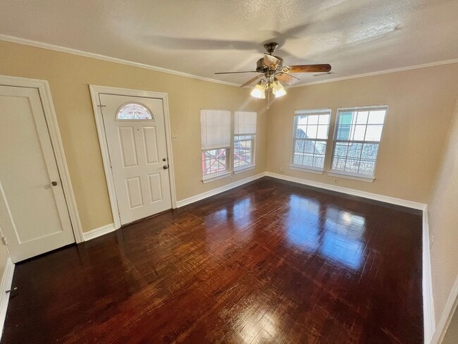 Building Photo - 502 Zennia St