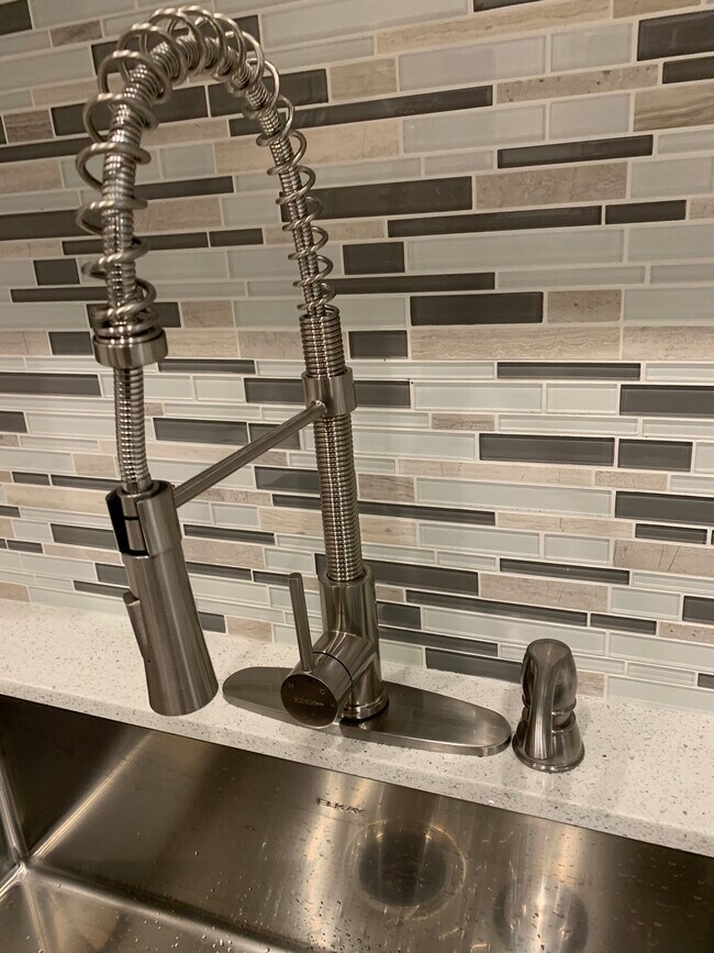 Building Photo - 15153 Burbank Blvd