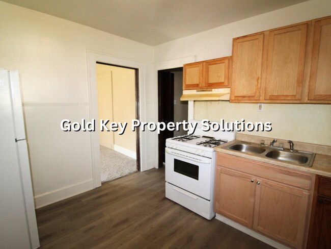 Building Photo - Spacious 2 BR 1 BA House with Nice Covered...