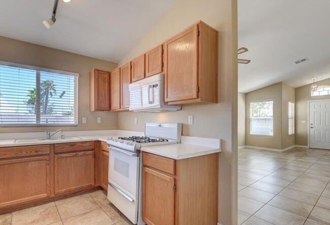 Building Photo - Single Story Gem!