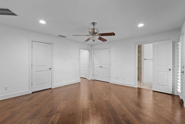 Building Photo - 6533 E Hill Dr
