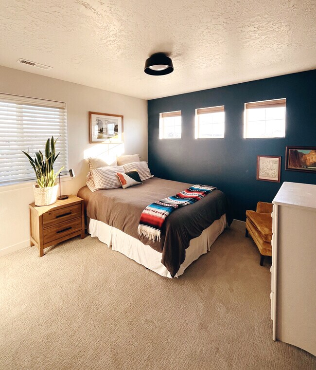 Building Photo - 16848 N Breeds Hill Ave