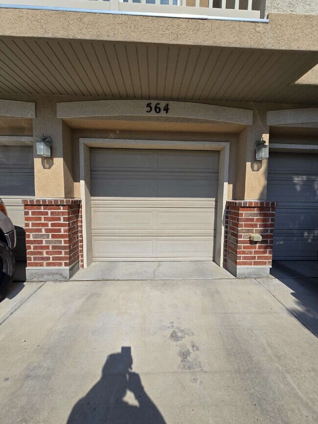 Building Photo - "Charming 3-Bed Townhouse Retreat in North...