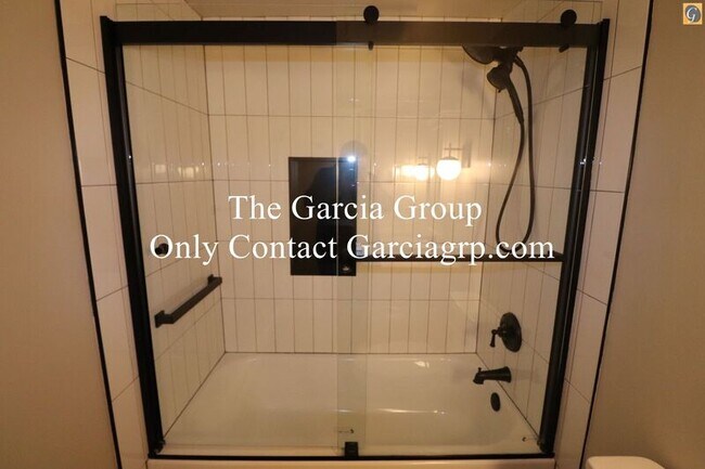 Building Photo - 2393 SW Park Pl