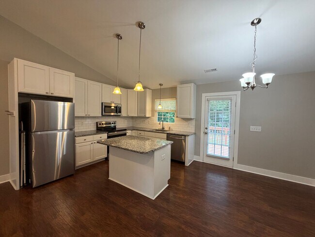 Building Photo - Home in country just minutes from town!