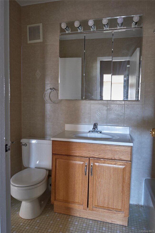 Building Photo - 2 Consulate Dr