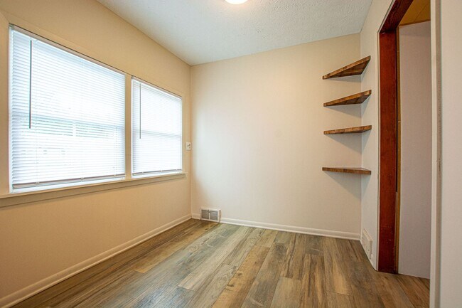 Building Photo - 2 Bedroom / 1 Bath Home in Carter Lake!