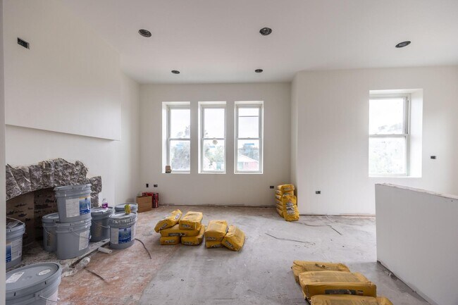 Building Photo - 8001 Edgewater Rd