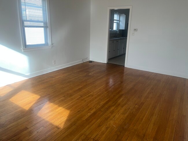 Building Photo - 136 King St