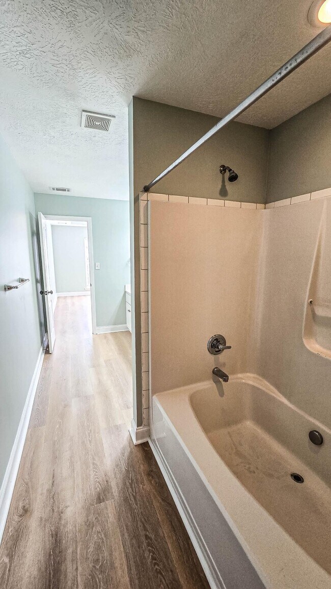 Building Photo - 831 Landing Dr