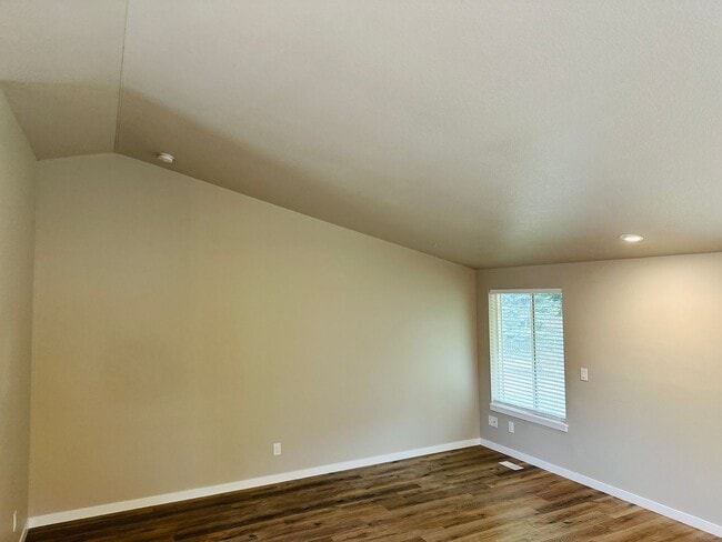 Building Photo - 710 SE 135th Ct
