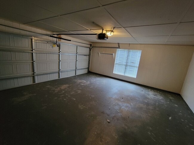 Building Photo - Cute 3B/2B Home Available on October 1st!