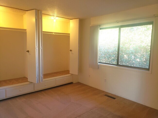 Building Photo - Charming Townhouse! Water Sewer and Garbage Included!