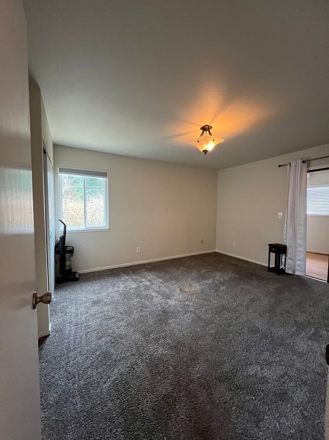 Building Photo - Short walk to the Beach / Available Now / Pets Welcome