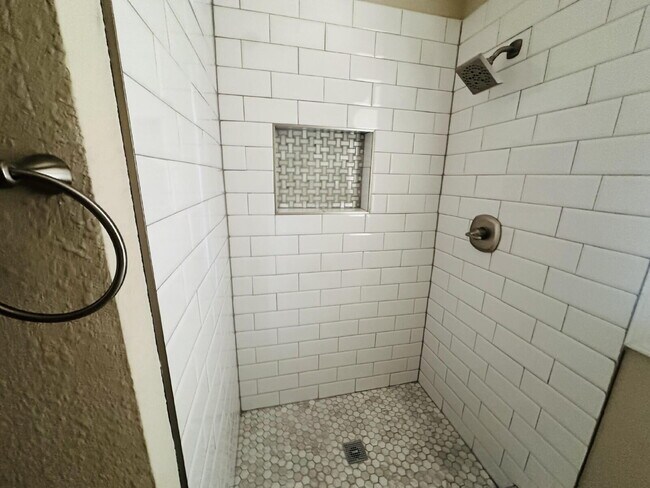 Building Photo - "Charming Retreat in Memphis: Spacious 1171 Sq Ft with Full Bathroom!"
