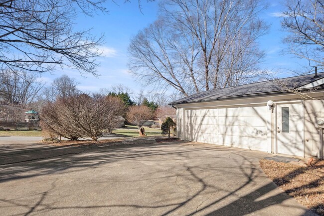 Building Photo - One-Level Home Near Beaver Lake!