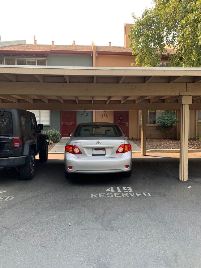 Building Photo - Adorable 3 Bed 1.5 Bath Covell Commons Condo ( fall Rental )