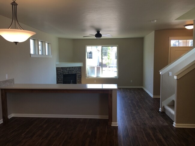Building Photo - Beautiful Pahlisch home w/great floor plan...