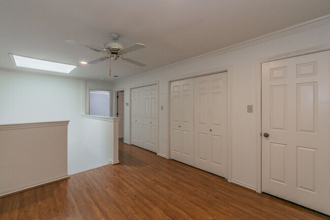 Building Photo - BEAUTIFUL and SPACIOUS Townhome in Ideal L...