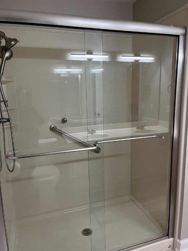 Building Photo - 135 Lake Chateau Dr