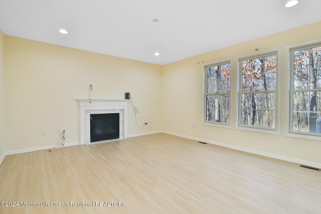 Building Photo - 4 Timber Grove Ct