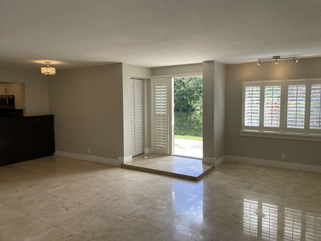 Building Photo - 220 Wimbledon Lakes Dr