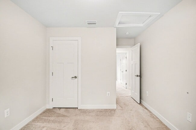 Building Photo - Stunning & Spacious 3-Level Single Family Home in Lees Parke – Move-In Ready!