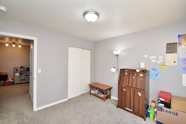 Building Photo - Great 4 Bedroom 3 Bath Home in South Jordan in Amazing HOA Community!