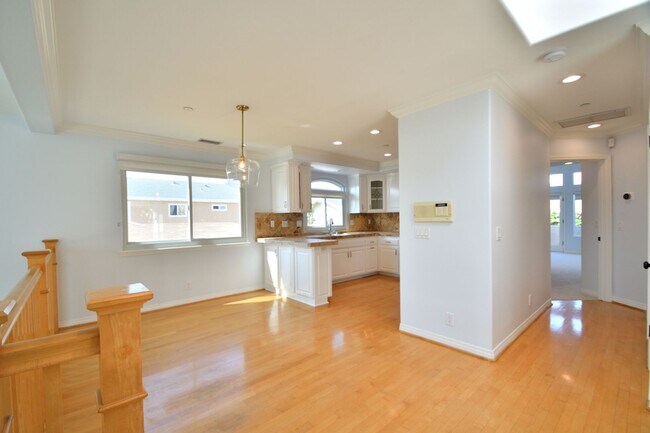 Building Photo - 3 Bed 2.5 Bath Home.