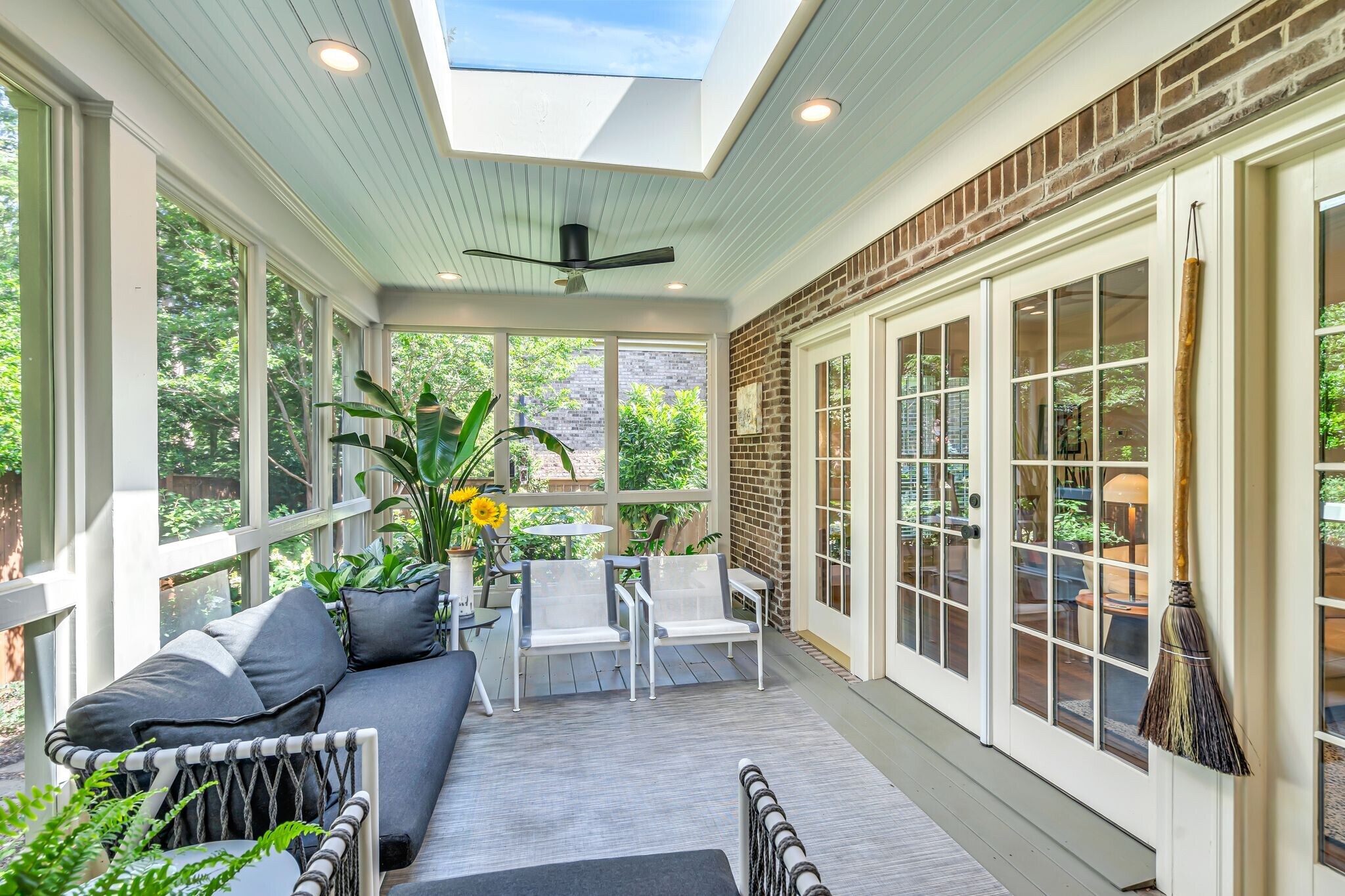 Building Photo - 204 Longwood Ct