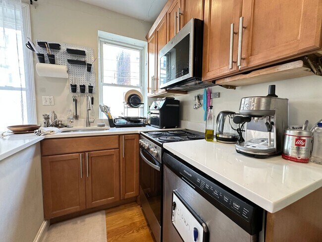 Building Photo - MODERN AND SPACIOUS MISSION HILL 4BED AVAILABLE SEPT 2026