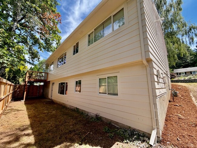 Building Photo - Freshly Remodeled 5bd/2.5bath Home w/ Daylight Basement in Heart of Multnomah Village