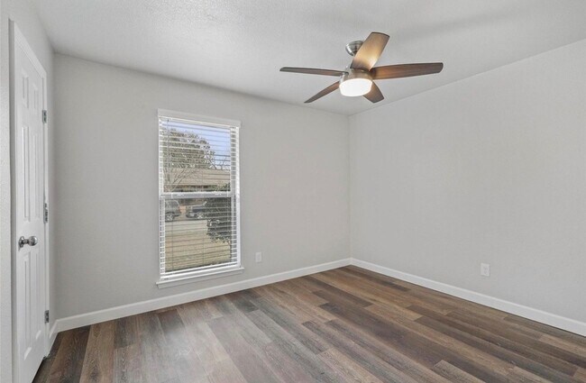 Building Photo - 324 Sioux St