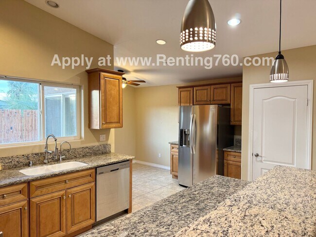 Building Photo - Gorgeous & Spacious 4 Bed Home