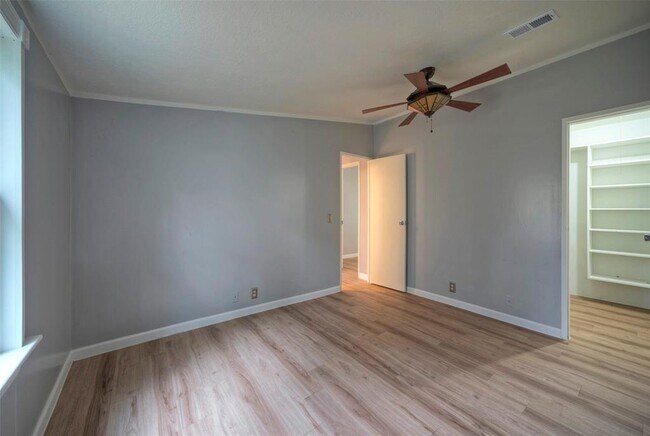 Building Photo - 125 Queen Anne Cir