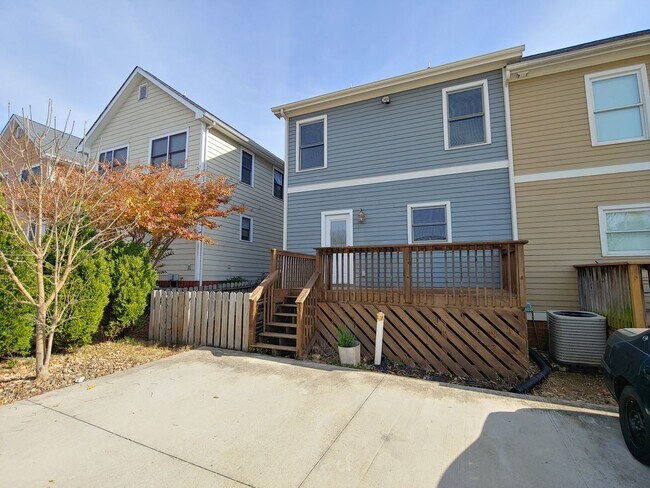 Building Photo - 3 Bedroom, 2.5 Bath Townhome Close to UTC!