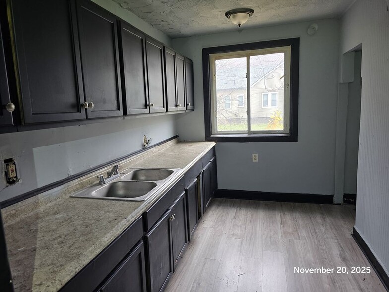 Building Photo - 9379 Manor