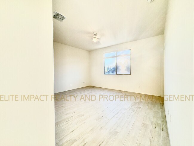 Building Photo - 9365 N Peridot Vis Ave